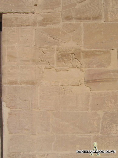 Reliefs und Inschriften auf der Fassade der Kapelle