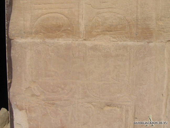 Kartuschen von Amenhotep III neben dem Eingang der Kapelle