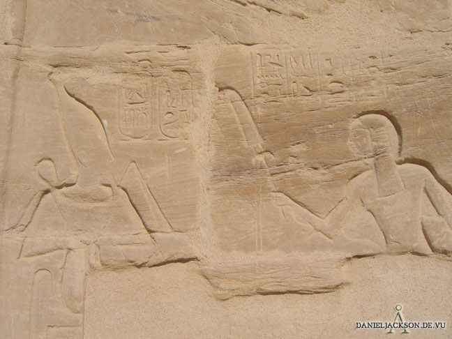 Chaemwaset kniet vor seinem Vater Ramses II