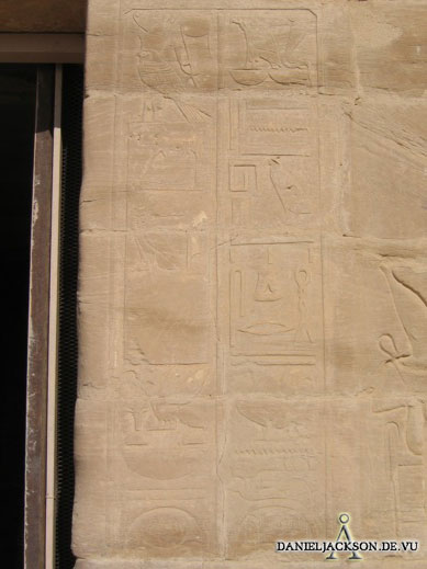 Hieroglyphen auf dem Türrahmen der Kapelle von El-Kab