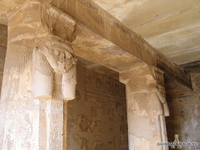 Säulen mit Hathorkapitell im Tempel von Amenhotep III in El-Kab