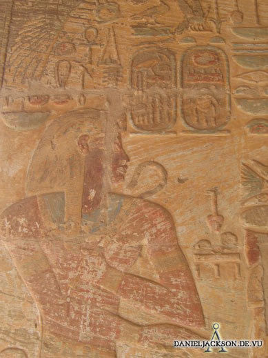 Darstellung von Pharao Thutmosis IV auf einer der Seitenwände
