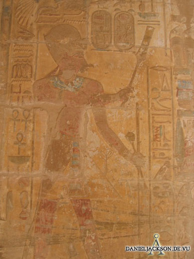 Amenhotep III in seiner Kapelle im Wadi Hellal von El-Kab