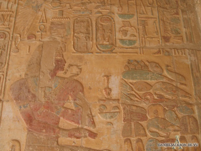 Pharao Amenhotep III vor einem Opfertisch in der Kapelle, El-Kab