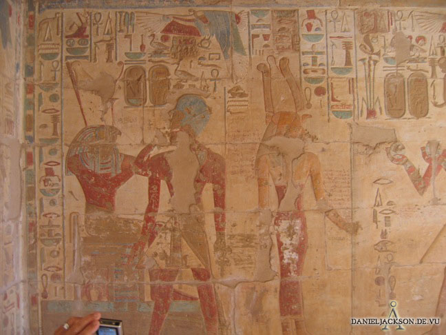 Horus und Amenhotep III auf einer der Seitenwände