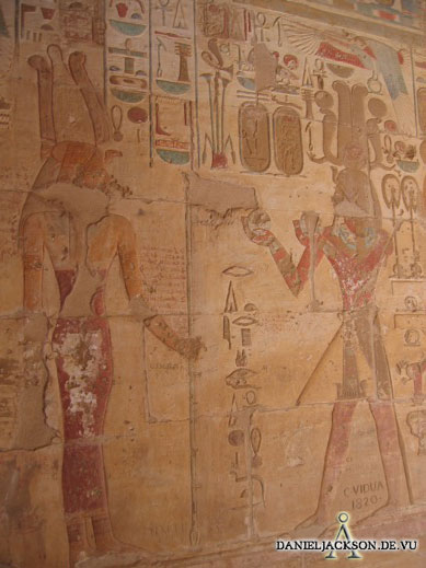 Amenhotep mit Opfergaben vor einer Gottheit