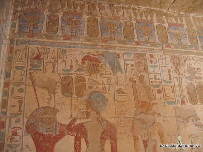 Fries mit Hathorköpfen und Kartuschen in El-Kab