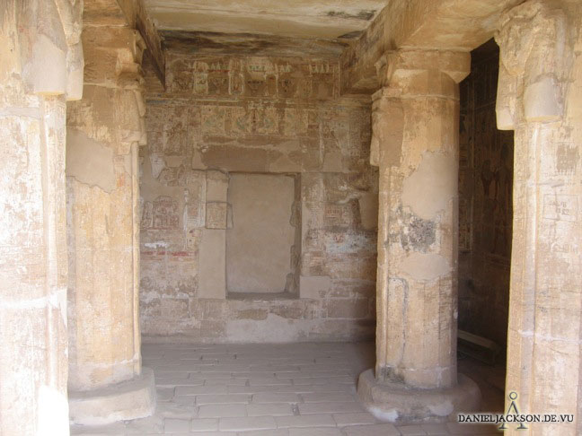Blick in die Kapelle mit vier Säulen und Statuennische