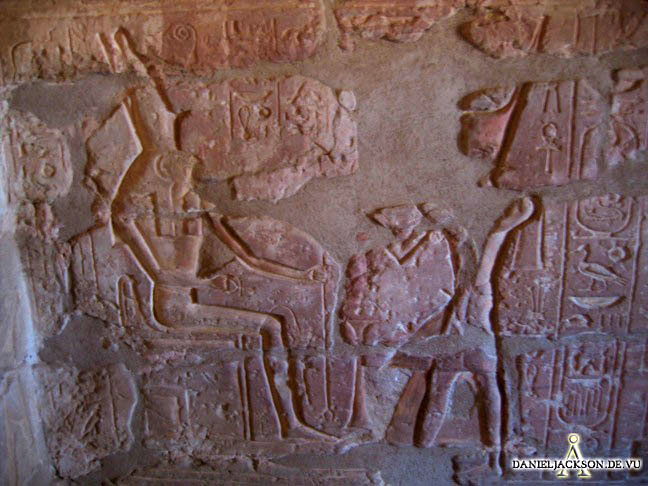Ramses II vor Horus von Nechen