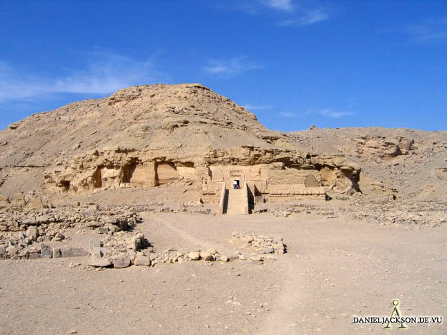 Felsspeos im Wadi Hellal bei El-Kab