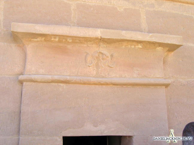 Geflügelte Sonne über dem Eingang zum El-Hammam