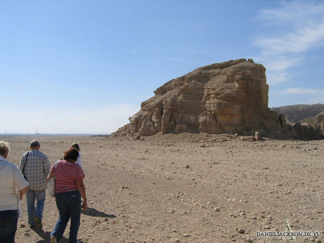 Der so genannte Geierfelsen im Wadi Hilal bei El-Kab