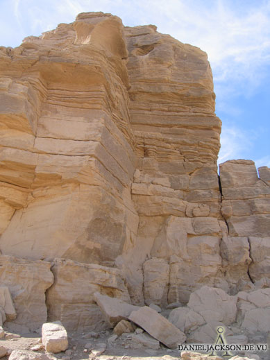 Steile Felsklippe am Geierfelsen in El Kab
