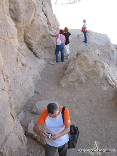 Reisegruppe bewundert den Geierfelsen