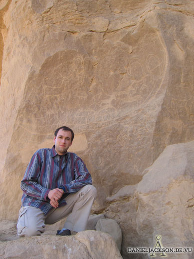 Daniel Jackson vor einer Felszeichnung am Geier-Felsen in El-Kab
