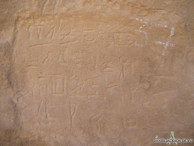 Hieroglyphen-Felsinschrift im Wadi Hilal