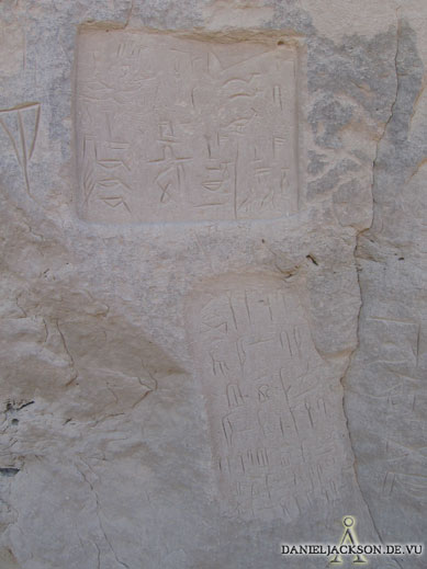 Hieroglyphen-Text im Wadi Hilal