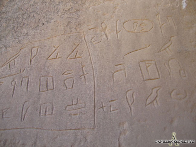 Hieroglyphen-Felsinschrift im Wadi Hilal