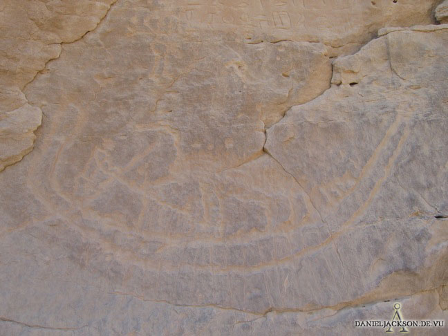 Petroglyphe mit Boot, Steuermann und Stier auf dem Geier-Felsen