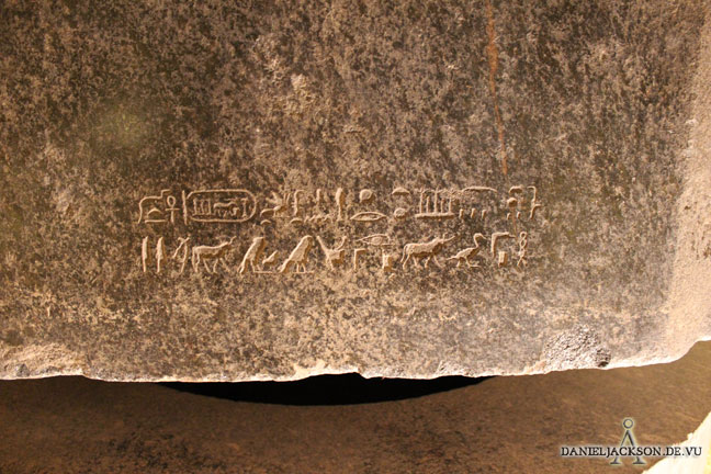 Hieroglyphen auf Sakropharg in Sakkara