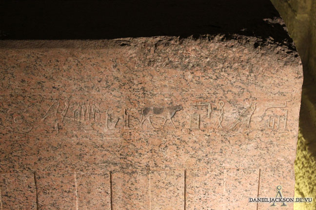 Hieroglyphen auf Stirnseite des Sarkopharges eines Apis-Stiers