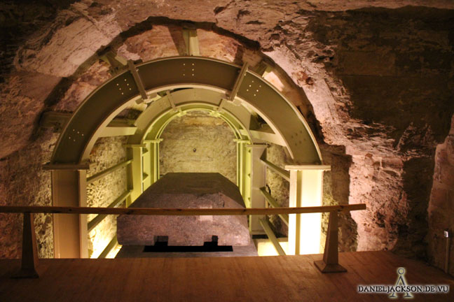 Mit riesigen Stahlträgern abgestützte Kammer im Serapeum