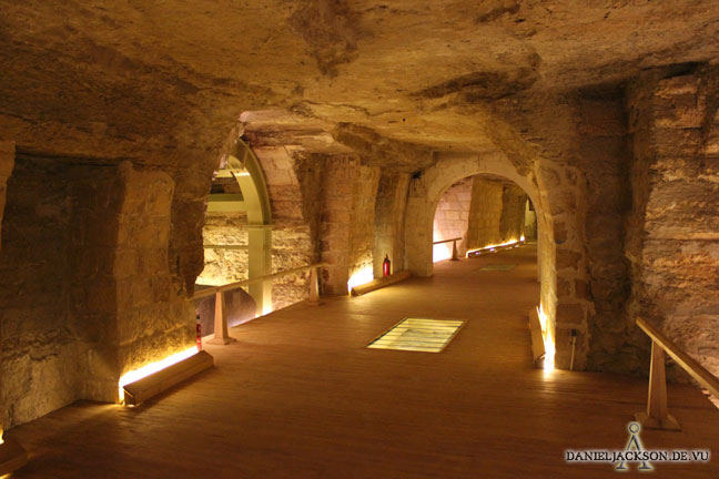 Moderner Holzfußboden im großen Tunnel des Serapeums mit Sichtfenstern