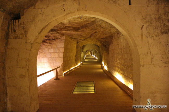 Groszlig;er Tunnel im Serapeum von Sakkara