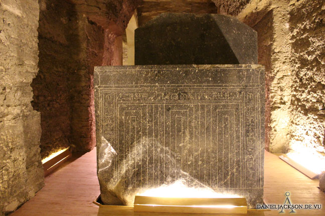 Andere Stirnseite des Sarkopharges im Serapeum von Sakkara
