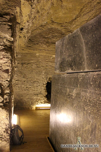 Seite eines Stier-Sarkopharges im Serapeum