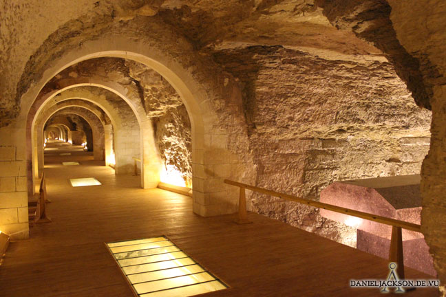 Großer Tunnel im Serapeum in der Wüste von Sakkara