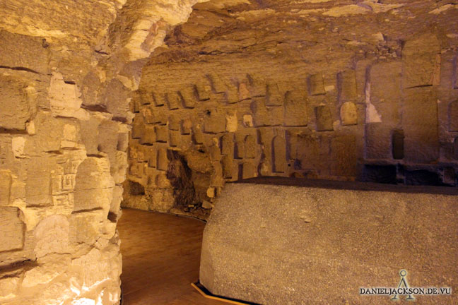 Eingangsbereich des Serapeums von Sakkara mit vielen Nischen und Stelen
