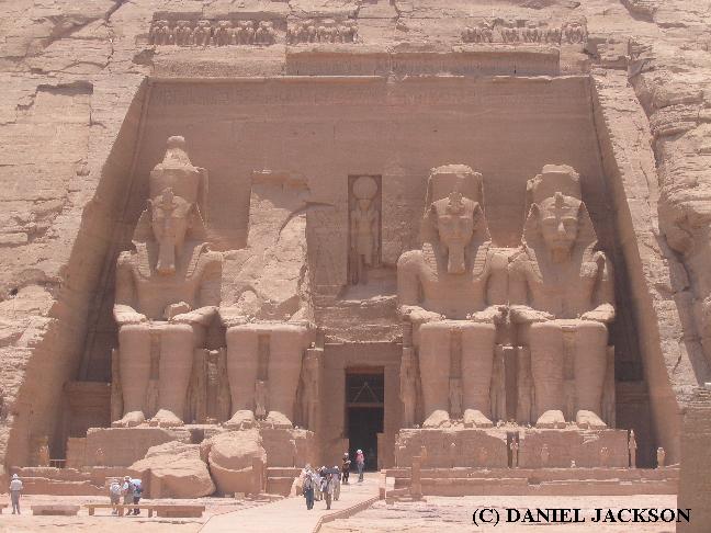 Frontalsicht auf den großen Tempel von Abu Simbel