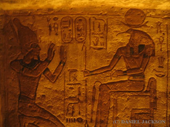 Ramses II betet Thot an