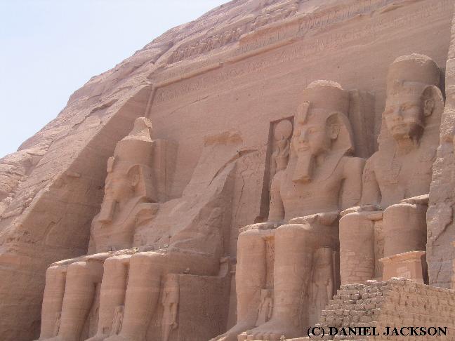 Die vier Sitzstatuen von Ramses II als Tempelfront