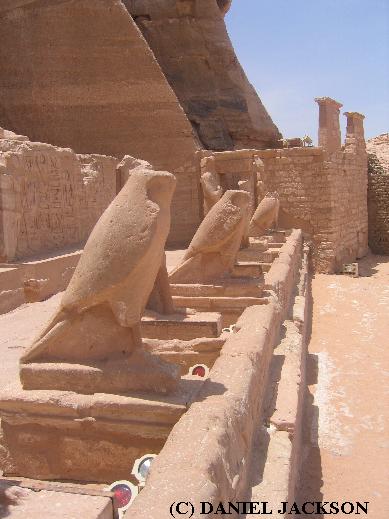 Falkenstatuen vor dem Tempel von Ramses dem Großen in Abu Simbel