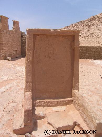 Stele vor dem Tempel