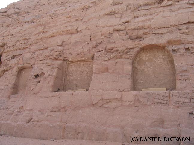 In den Felsen neben der Tempelfront geschlagene Stelen