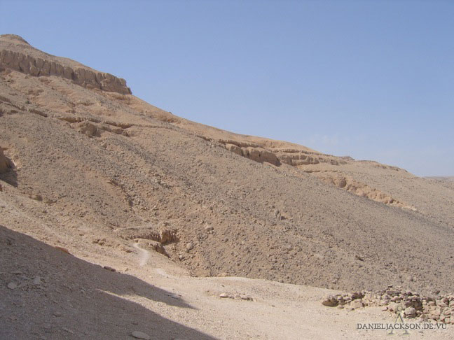 Das Feldlager der Arbeiter von Deir el-Medina bleibt rechts liegen