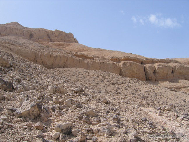 Meretseger-Schreine der Arbeiter von Deir el-Medina aus der Ferne