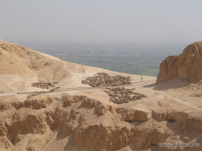 Feldlager der Arbeiter von Deir el-Medina aus der Ferne